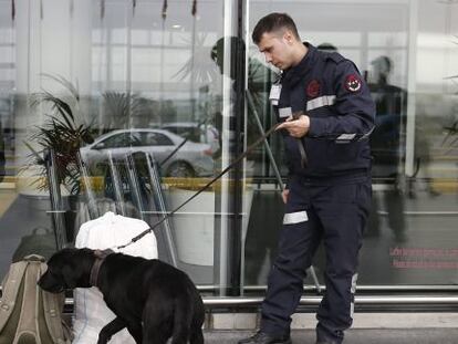  Polic&iacute;as turcos registran el equipaje de un pasajero en el aeropuerto de Ataturk en Estambul (Turqu&iacute;a) hoy, 23 de marzo de 2016. La seguridad se ha visto incrementada en aeropuertos de todo el mundo tras los atentados de ayer en Bruselas en los que fallecieron al menos 31 personas y m&aacute;s de 200 resultaron heridas.