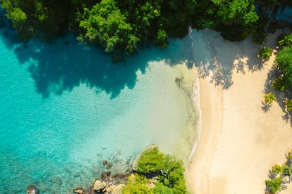 Seguro que, si piensa en Jamaica, lo hace con la mente puesta en sus playas de postal y en el reggae como son de fondo, pero este paraíso tropical tiene mucho más que arenales blancos y mar turquesa: sus montañas azules. En las Blue Mountains encontrará gran variedad de aves, mariposas, flores y plantas exóticas. Allí se cultiva el café más caro del mundo, el Blue Mountain. En Moore Town bailará y cantará a otro ritmo, el de los cimarrones, los africanos que huyeron de la esclavitud de las plantaciones.