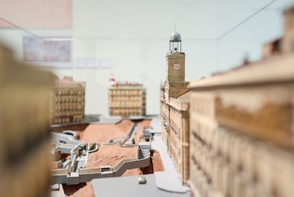 Maqueta de la Puerta del Sol donde se ven los túneles del metro, en la exposición 'Madrid metrópoli. El sueño de Antonio Palacios'.
