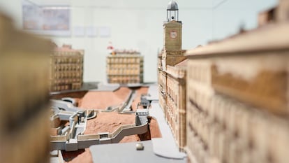 Maqueta de la Puerta del Sol donde se ven los túneles del metro, en la exposición 'Madrid metrópoli. El sueño de Antonio Palacios'.