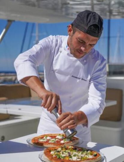 Cocinero en el yate de lujo Mondo Marine 24, de Globe Sailor.