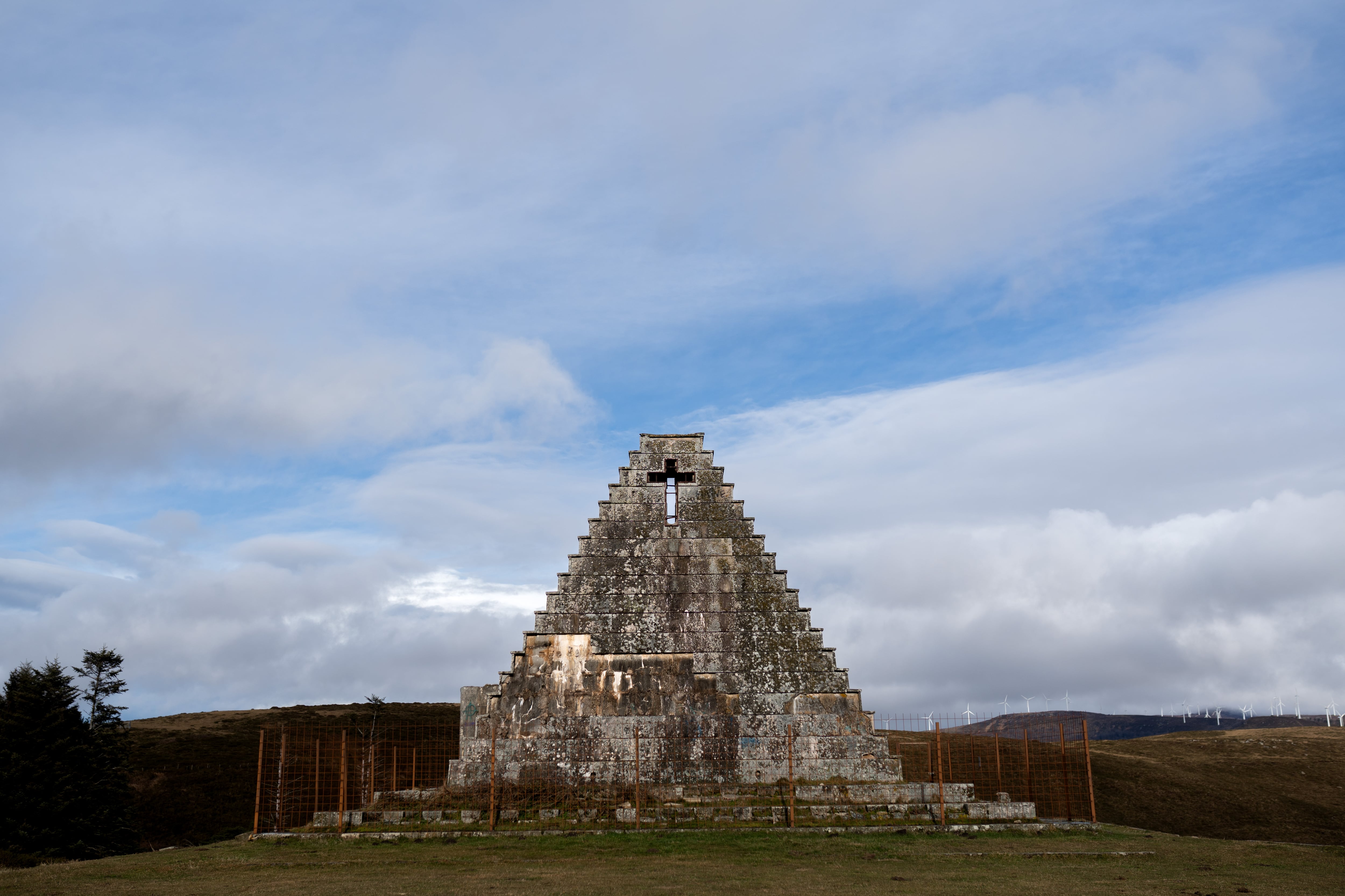 La Pirámide de los Italianos, en el municipio de Valle de Valdebezana, al norte de la provincia de Burgos (Castilla y León).