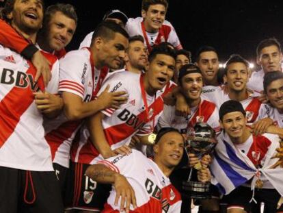 Jugadores del River Plate con la Copa Sudamericana