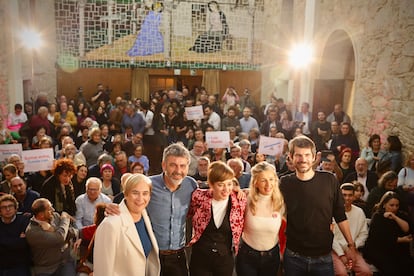 Desde la izquierda, la exalcaldesa de Barcelona, Ada Colau; el cabeza de lista de Sumar Galicia por Pontevedra, Ramón Sarmiento; la candidata de Sumar Galicia a la presidencia de la Xunta de Galicia, Marta Lois; la vicepresidenta segunda y líder de Sumar, Yolanda Díaz y el ministro de Cultura, Ernest Urtasun, durante el cierre de la campaña electoral de Sumar Galicia, en el Hotel Palacio del Carmen de Santiago de Compostela (A Coruña), este viernes.