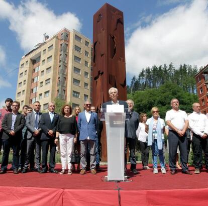 Siempre he oído hablar bien de Manuela Carmena en mi casa: era amiga y compañera de uno de mis tíos más queridos. Su tono cordial y entrañable, de persona civilizada, me ha hecho quitar importancia a las barrabasadas de sus concejales electos y su difícil papel al respecto. Por eso quiero expresar mi consternación ante la resistencia de ese Consistorio a ofrecer un pequeño homenaje de memoria, evocación y justicia a Miguel Angel Blanco. Yo tenía 30 entonces, y un bebé recién nacido. Para mí, Miguel Angel Blanco fue un dramático punto de inflexión en la historia de España, un “hasta aquí hemos llegado”. Con él se empezó a perder el miedo, empezó el difícil camino de la dignidad de la angustiada sociedad vasca, y el respaldo de toda la sociedad. Miguel Angel encarna a todas las víctimas: a Gregorio Ordóñez, a Tomás y Valiente (mi profesor), a Lluch, a Fernando Múgica, al coronel Cuesta… Al llorarle, lloramos a todos y lloramos juntos. Sirva mi testimonio de aliento a esa familia ejemplar de Miguel Angel Blanco, y a todas las víctimas de ETA, a las que tanto debemos desde nuestra libertad y convivencia.