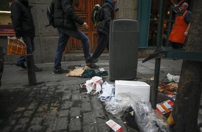 Residuos junto a una papelera en la calle Corredera Baja de San Pablo, en Madrid, en enero de 2016.