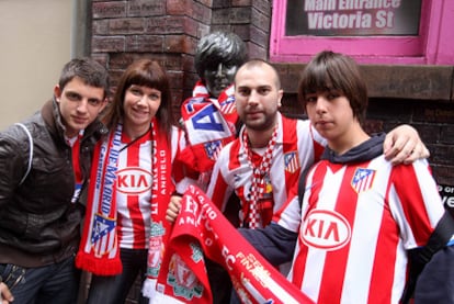 Aficionados del Atlético de Madrid a las puertas del local 'The Cavern'