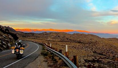 La peque?a poblacin de Borrego Springs est situada en el desierto de Anza Borrego y rodeada de monta?as que al atardecer se vuelven doradas. Durante el transcurso de la segunda expedicin de Juan Bautista de Anza, en la Nochebuena de 1775, naci Salvador Ignacio Linares, hijo de un soldado de la compa?a. El lugar donde tuvo lugar el alumbramiento fue bautizado en su honor como Christmas Circle, actual 'downtown' de esta poblacin californiana. Al da siguiente, los expedicionarios encontraron un paso a travs de las escarpadas moles monta?osas en su camino hacia el Pacfico.