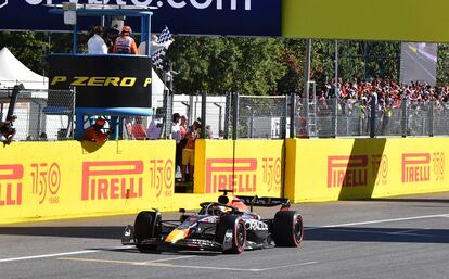 Max Verstappen cruza el primero la meta en el Gran Premio de Italia este domingo.