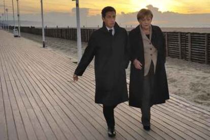 Sarkozy y Merkel junto al mar en Deauville (Francia), en octubre de 2010.
