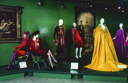 Exposición 'Yves Saint Laurent: 25 años de diseño', organizada por el Metropolitan Museum of Art de Nueva York en 1983.