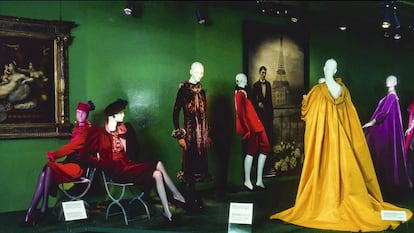 Exposición 'Yves Saint Laurent: 25 años de diseño', organizada por el Metropolitan Museum of Art de Nueva York en 1983.