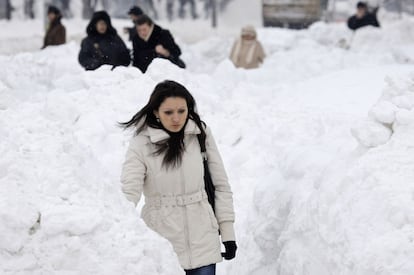 Una mujer pasa por la nieve en Sarajevo.