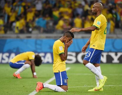 Luiz Gustavo (c) es consolado por Maicon.