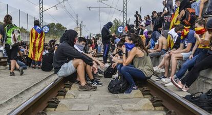 Los manifestantes se han desplazado hasta las afueras de la ciudad de Girona para cortar las vias del AVE /Toni Ferragut