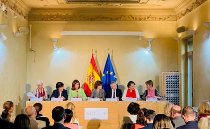 La Fiscal General del Estado, María José Segarra; la ministra de Educación en funciones, Isabel Celaá; la directora en funciones de la Agencia de Protección de Datos, Mar España; Carmen Calvo, vicepresidenta del Gobierno en funciones; Fernando Grande-Marlaska, ministro del Interior en funciones; Magdalena Valerio, ministra de Trabajo, Migraciones y Seguridad Social en funciones y Victoria Ortega, presidenta del Consejo General de la Abogacía Española. 