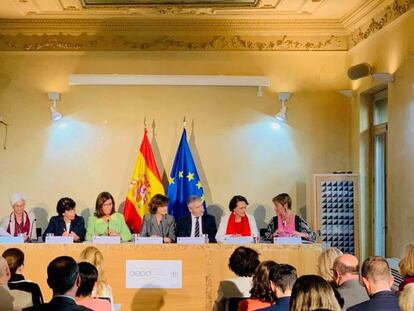 La Fiscal General del Estado, María José Segarra; la ministra de Educación en funciones, Isabel Celaá; la directora en funciones de la Agencia de Protección de Datos, Mar España; Carmen Calvo, vicepresidenta del Gobierno en funciones; Fernando Grande-Marlaska, ministro del Interior en funciones; Magdalena Valerio, ministra de Trabajo, Migraciones y Seguridad Social en funciones y Victoria Ortega, presidenta del Consejo General de la Abogacía Española. 