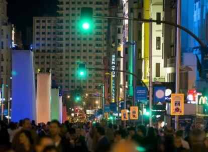 Vista general de la Gran Vía atestada de gente en la Noche en Blanco.