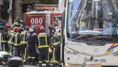 Unos bomberos atienden un accidente