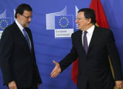 El presidente del Gobierno, Mariano Rajoy (i), es recibido por el presidente de la Comisión Europea (CE), José Manuel Durao Barroso, antes del encuentro celebrado en la sede de la CE en Bruselas, Bélgica.