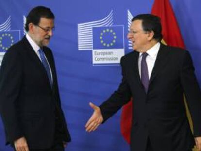El presidente del Gobierno, Mariano Rajoy (i), es recibido por el presidente de la Comisión Europea (CE), José Manuel Durao Barroso, antes del encuentro celebrado en la sede de la CE en Bruselas, Bélgica.