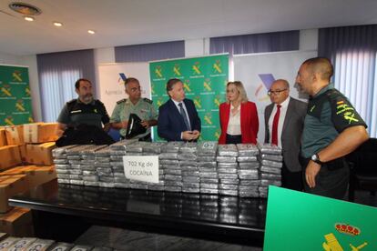 Juan Carlos Moragues y Mariví Abad, con la Guardia Civil.