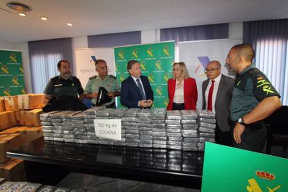 Juan Carlos Moragues y Mariv&iacute; Abad, con la Guardia Civil. 