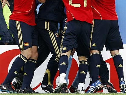 Sergio García, Albiol, Palop, Silva y Cazorla abrazan a Villa tras su gol a Suecia.