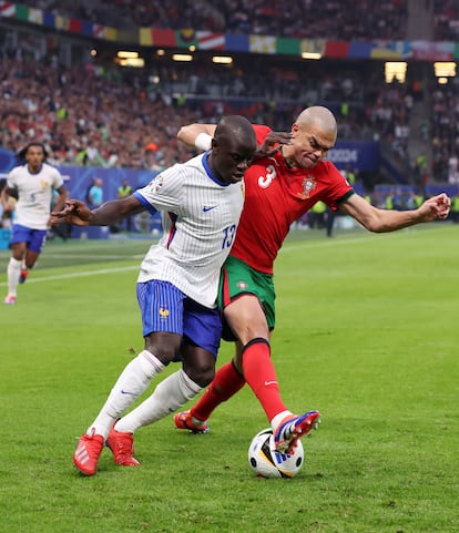 Pepe y Kanté disputan el balón.