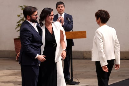 El presidente de Chile, Gabriel Boric, y la nueva ministra de Interior, Carolina Tohá (de espaldas) despiden a Izkia Siches durante la jura de los nuevos ministros, el 6 de septiembre en La Moneda, sede del Gobierno chileno.