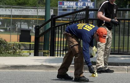 Un agente del FBI en lo alrededores del lugar del tiroteo, en Alexandria
