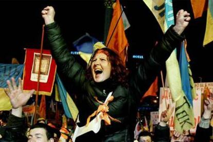 Una seguidora del líder de la oposición ucrania, Víktor Yúshenko, celebra el fallo del Tribunal Supremo en la plaza de la Independencia de Kiev.