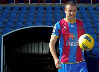 El delantero francoargelino Abdelkader Ghezzal, vestido con la camiseta del Levante, durante su presentación como nuevo jugador levantinista.