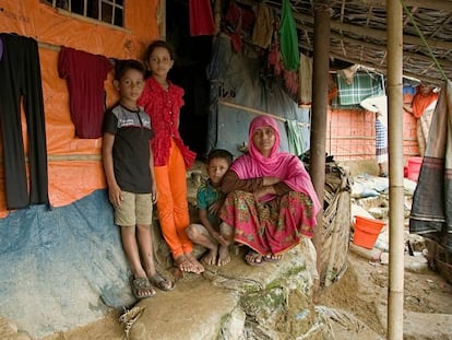 Una familia en Bangladés, uno de los países más afectados por la neumonía.