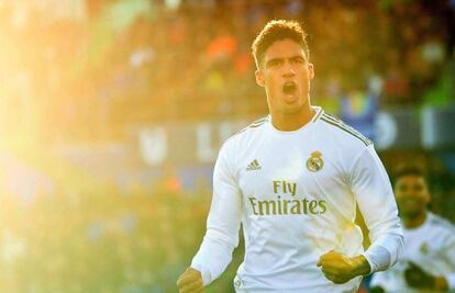 El defensa francés del Real Madrid, Raphael Varane, celebra su segundo tanto del encuentro.