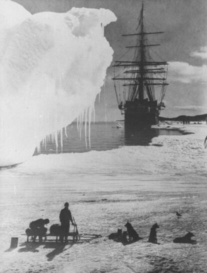 La expedición comandada por el británico Robert Falcon Scott también intentó alcanzar el Polo Sur, en una carrera que se decantaría hacia el lado noruego. En la imagen, el buque Terra Nova anclado.