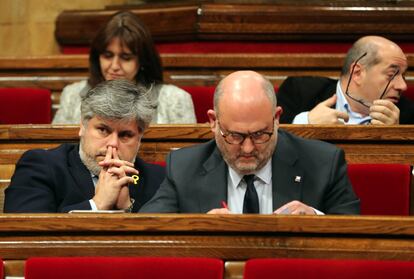 Albert Batet y Eduard Pujol, de Junts per Catalunya, durante los discursos de la sesión de investidura en el Parlament, el 22 de marzo. 