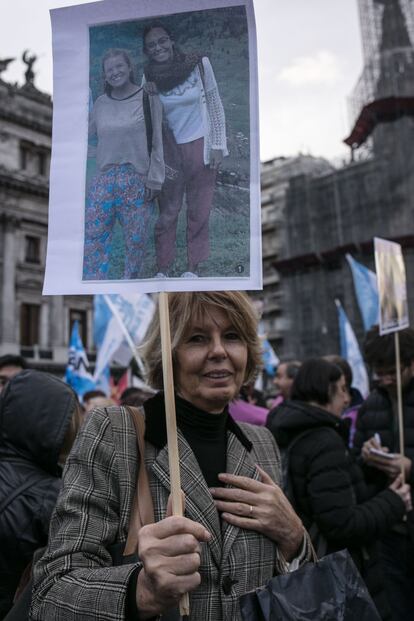 Las familias de las argentinas Marina Menegazzo y María José Coni, de 21 y 22 años respectivamente, pasaron cinco días en vilo por su desaparición en Ecuador. El pasado 22 de febrero las encontraron muertas en la localidad turística de Montañita. Mirta, tía de Coni, sostiene que "hay más involucrados" además de los dos imputados actuales, acusados de abusar de ellas y asesinarlas. Junto a ella, una compañera denuncia el tratamiento mediático que recibió el caso y recuerda que "viajaban juntas, no solas".