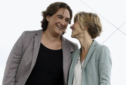 La alcaldesa de Barcelona, Ada Colau (i), durante su intervención en la campaña electoral vasca para mostrar su apoyo a la candidata a lehendakari de Elkarrekin Podemos, Pili Zabala (d), en un acto político en San Sebastián.