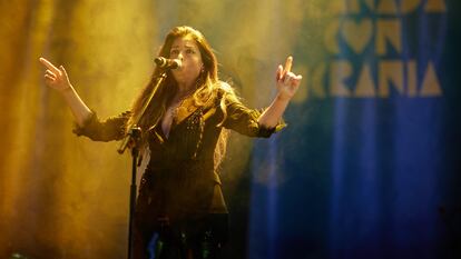 Soleá Morente durante su actuación en el concierto solidario 'Granada Con Ucrania' en el Palacio de Deportes de Granada.