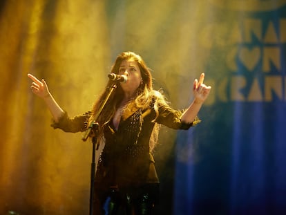 Soleá Morente durante su actuación en el concierto solidario 'Granada Con Ucrania' en el Palacio de Deportes de Granada.