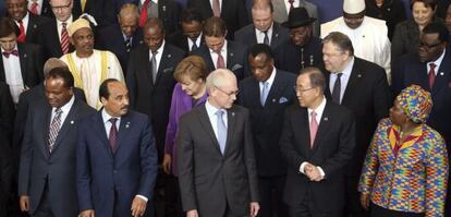 Líderes de estados y gobiernos durante cuarta cumbre bilateral entre la Unión Europea y África este miércoles en Bruselas.