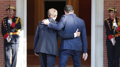 El presidente del Gobierno, Pedro Sánchez (d), junto al presidente de Francia, Emmanuel Macron (i), antes de la reunión de este jueves el Palacio de la Moncloa de Madrid. EFE/ Zipi