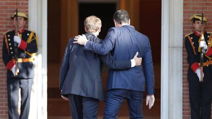 El presidente del Gobierno, Pedro Sánchez (d), junto al presidente de Francia, Emmanuel Macron (i), antes de la reunión de este jueves el Palacio de la Moncloa de Madrid. EFE/ Zipi