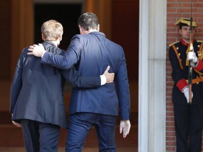 El presidente del Gobierno, Pedro Sánchez (d), junto al presidente de Francia, Emmanuel Macron (i), antes de la reunión de este jueves el Palacio de la Moncloa de Madrid. EFE/ Zipi