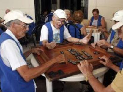 Un grupo de ancianos juegan al dominó. EFE/Archivo