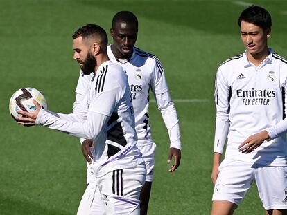 Benzema, junto a Mendy y el canterano japonés Takuhiro Nakai 'Pipi', este sábado en el entrenamiento del Madrid.