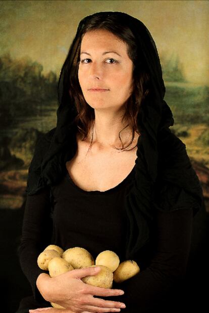 Homenaje a la patata en una reinterpretación de la obra<i> La Gioconda,</i><b> de Leonardo da Vinci.</b>