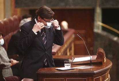 El ministro de Sanidad, Salvador Illa interviene durante una sesión plenaria en el Congreso de los Diputados, en Madrid (España),