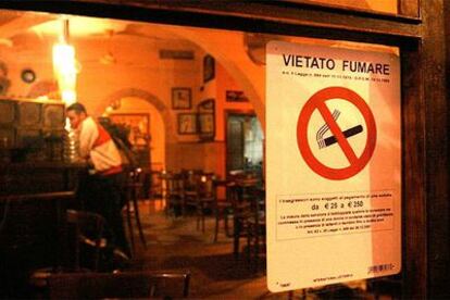 Cartel en el que se prohíbe fumar a la entrada de un bar del centro de Roma, el pasado lunes.